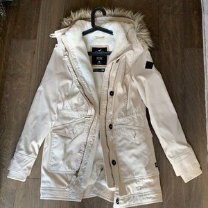 Hollister women’s faux fur lined parka. Beige/khaki. Size medium. Lightly worn.